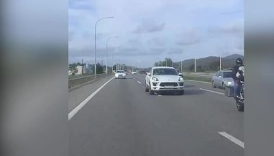 Un Porsche y un Honda se persiguen por la autopista y provocan una pelea multitudinaria