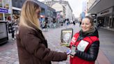 Big Issue vendors to accept payments by mobile phone with help from giffgaff