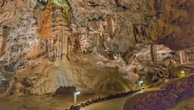 Una de las cuevas más impresionantes de España está en León: cascadas, un río y siete salas a lo largo de más de un kilómetro
