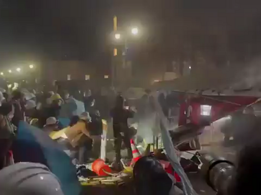 Decenas de detenidos en el campamento propalestino instalado en la Universidad de California