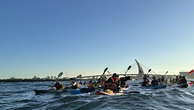 屏東推水域運動 大鵬灣百人挑戰獨木舟橫渡小琉球