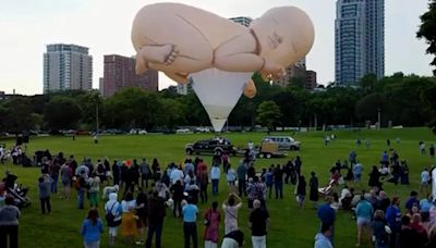 Un gigantesco bebé dormido de 34 metros de largo apareció flotando sobre las orillas del lago Michigan en Milwaukee