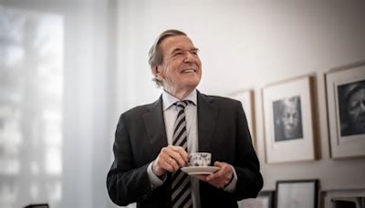 Gerhard Schröder (80): Chart-Hits, GZSZ, Frauen - damit sorgte der Altkanzler für skurrile Schlagzeilen