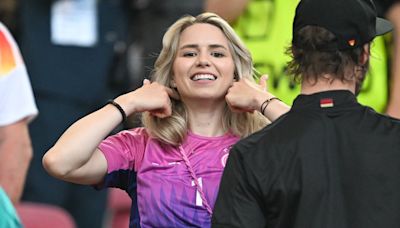 Manuel Neuers Anika trägt Fan-Trikot als Crop-Top im EM-Stadion