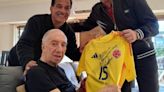 Lorenzo le llevó una camiseta de Colombia a Bilardo