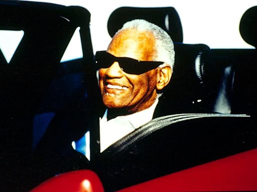 El día que Ray Charles cumplió su sueño de manejar un auto y regaló una sonrisa que quedará en la historia