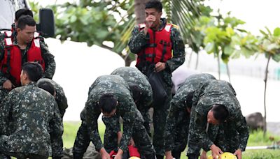 影／國軍特種地形海上跳傘訓練 女兵成亮點