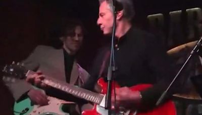 Blinken sorprende en un bar de Kiev interpretando un tema de Neil Young
