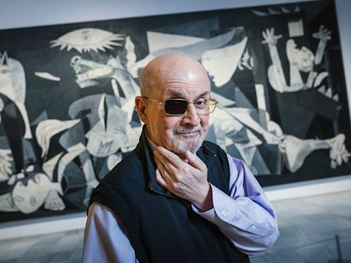 Salman Rushdie ante las obras maestras de El Prado y el Reina Sofía: “El ‘Guernica’ habla de nuestro tiempo, las bombas siguen cayendo”