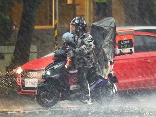 快訊／雨彈猛烈「16縣市豪大雨特報」 防雷擊強風