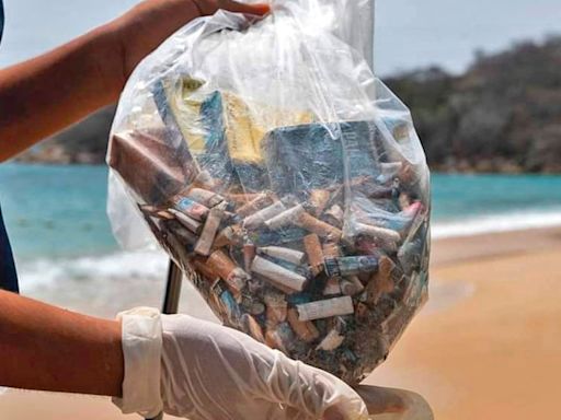 Limpian playas de Michoacán de colillas de cigarros