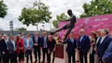La estatua del 'gol de Iniesta' ya luce en Albacete