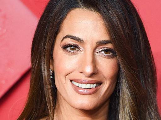 Même sous haute surveillance, Amal Clooney ose la robe d'été colorée et exhibe sa plastique de rêve à 46 ans