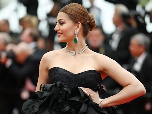 Viral! Video of Urvashi Rautela’s private moment of undressing in the bathroom gets ’leaked’