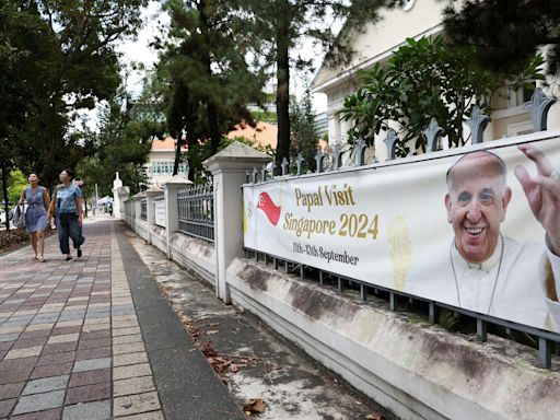 El papa aterriza en Singapur: de la extrema pobreza a uno de los países más ricos