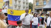 Concentración en la plaza Mayor para pedir la "libertad de Venezuela" (en imágenes)