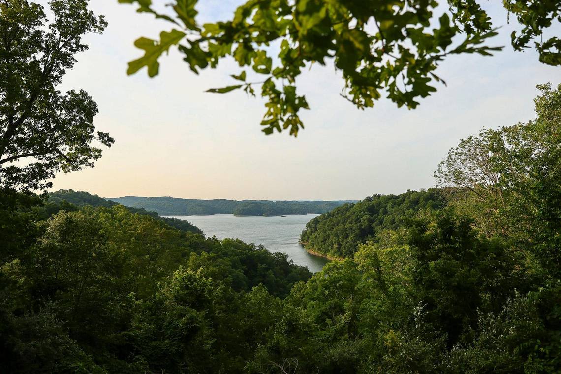 Lake Cumberland drowning search continues after person falls off boat