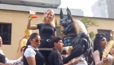 La primera dama de Ecuador apareció por sorpresa en el desfile del orgullo LGBT en Guayaquil