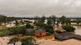 Imágenes impactantes. El rescate de una familia afectada por las inundaciones en Brasil