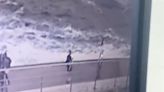 20歲長腿女警遭大浪捲入海！「65秒驚悚片瘋傳」當局發聲了