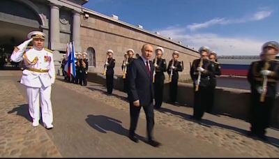 Putin amenaza a EE.UU. durante el desfile de la Armada con el uso de misiles nucleares intermedios