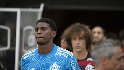 Alvo do Corinthians, Hugo Souza não será aproveitado no Flamengo, que vai avaliar ofertas; entenda