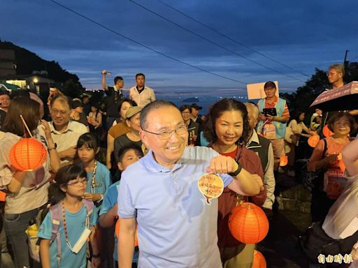 九份紅燈籠祭登場！侯友宜、陳淑芳昇平戲院點燈