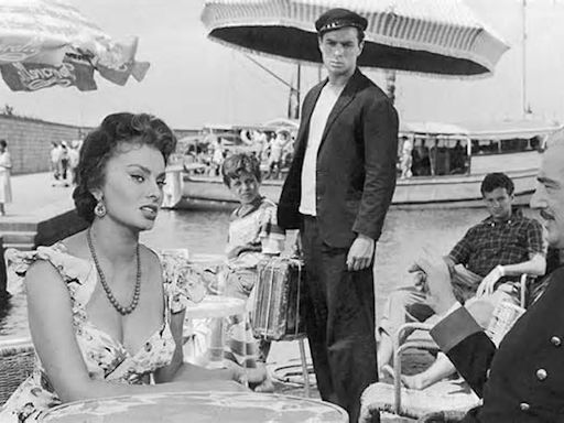 Sorrento, le foto di Sofia Loren in mostra nel vicolo set del film con De Sica “Pane, amore e...”