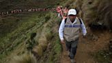 La lucha de Constantino Aucca Chutas, el 'guerrero' de los Altos Andes, por salvar los bosques con una herramienta poderosa: millones de árboles