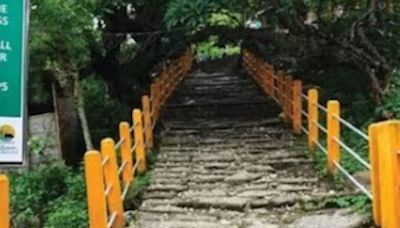 All About Assam's Famous Mekhela Ujua Path At Kamakhya Dham - News18