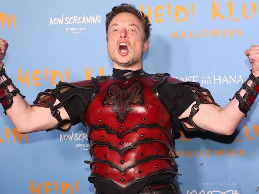 Elon Musk returns to his ultimate galaxy brain plan for Twitter: charging people to post