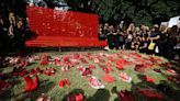 Día de la mujer | Cientos de personas marcharon vestidas de negro y con zapatos rojos en reclamo por las víctimas de Hamas