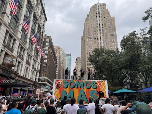 Cientos de inmigrantes jornaleros protestan en Nueva York por medidas que los discriminan