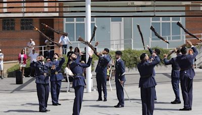 VÍDEO: Exhibición de la Patrulla de Honores del Ejército del Aire y del Espacio en Gijón