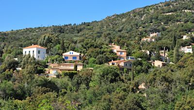 Denis Brogniart : sa maison de rêve au bord de la Méditerranée (où il compte bien passer sa retraite)