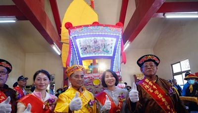 琉球迎王平安祭典王船進水典禮 天降平安糖祈福