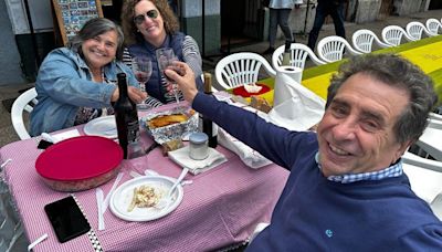 En imágenes: la comida en la calle de Luarca para celebrar la Carta Puebla