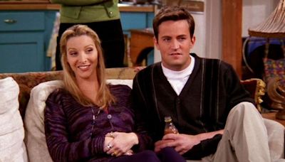 Lisa Kudrow revela que está revendo Friends em homenagem a Matthew Perry