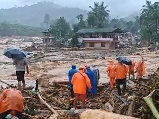Kerala Tragedy: 8 Dead, Hundreds Feared Trapped After Rain-Triggered Landslides Hit Wayanad; Visuals Surface