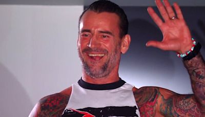 CM Punk visita a Drew McIntyre en WWE RAW