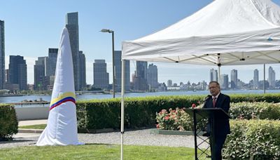 Petro inaugura en el jardín de la ONU un monumento dedicado a la paz en Colombia