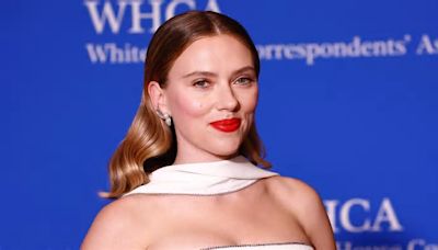 Scarlett Johansson elegante y sofisticada en su deslumbrante noche en Washington
