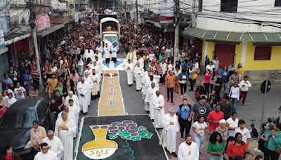 Corpus Christi reúne centenas de fiéis em procissão e missa campal | Campos | O Dia