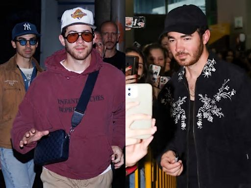 Nick, Joe e Kevin Jonas, da banda Jonas Brothers, desembarcam em São Paulo