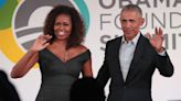 Barack Obama Kisses Michelle Obama Under Mistletoe In Sweet Christmas Greeting