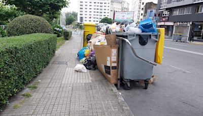 Comienza a recogerse más basura aunque sigue la acumulación de residuos en las calles de A Coruña