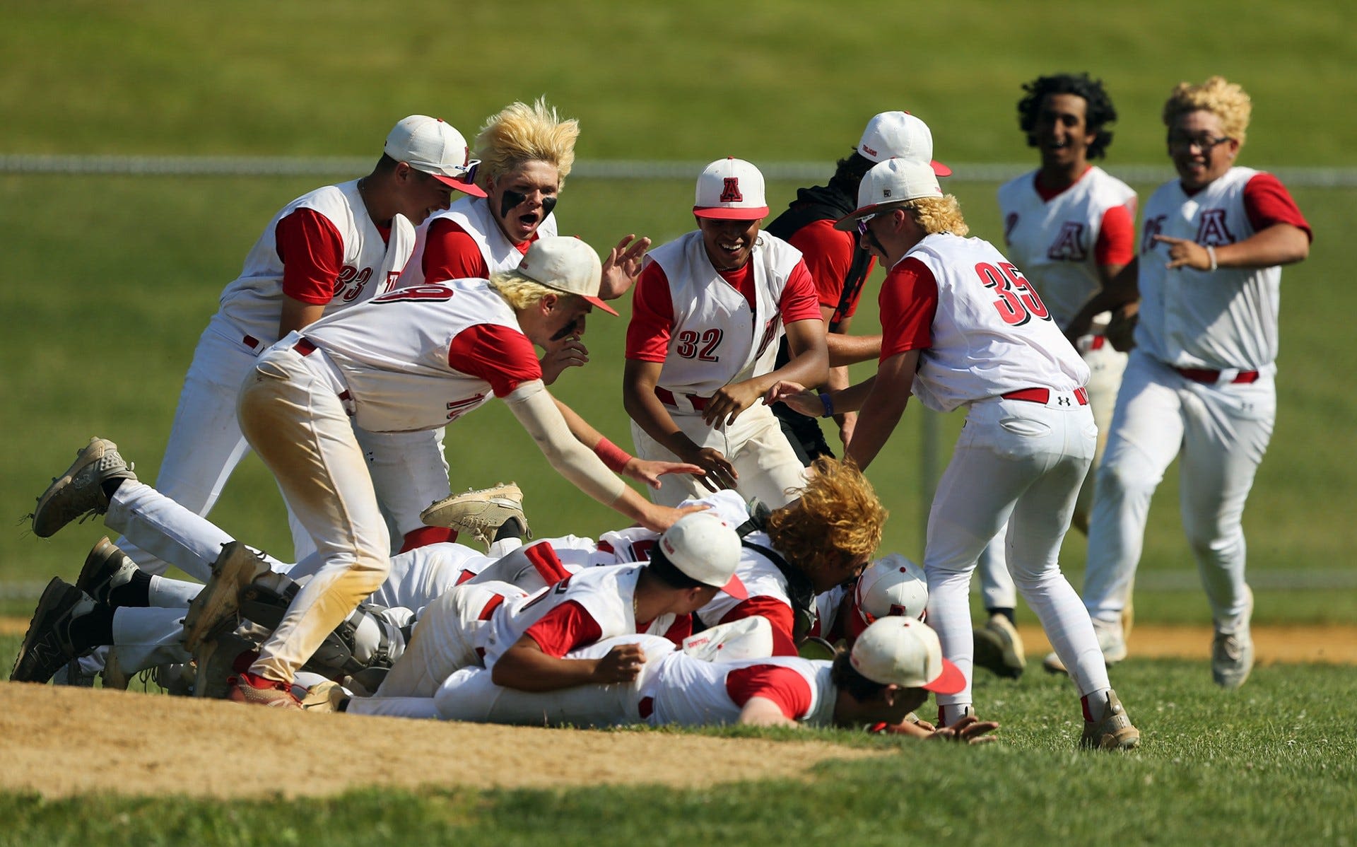 'We're not quitting': St. Thomas Aquinas rallies to win first section title in 18 years