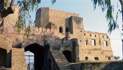 Demand to open fort’s gate gains momentum in Nurpur