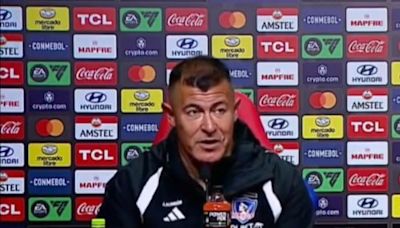 Video: el susto que se pegó Jorge Almirón en plena conferencia de prensa de Colo Colo
