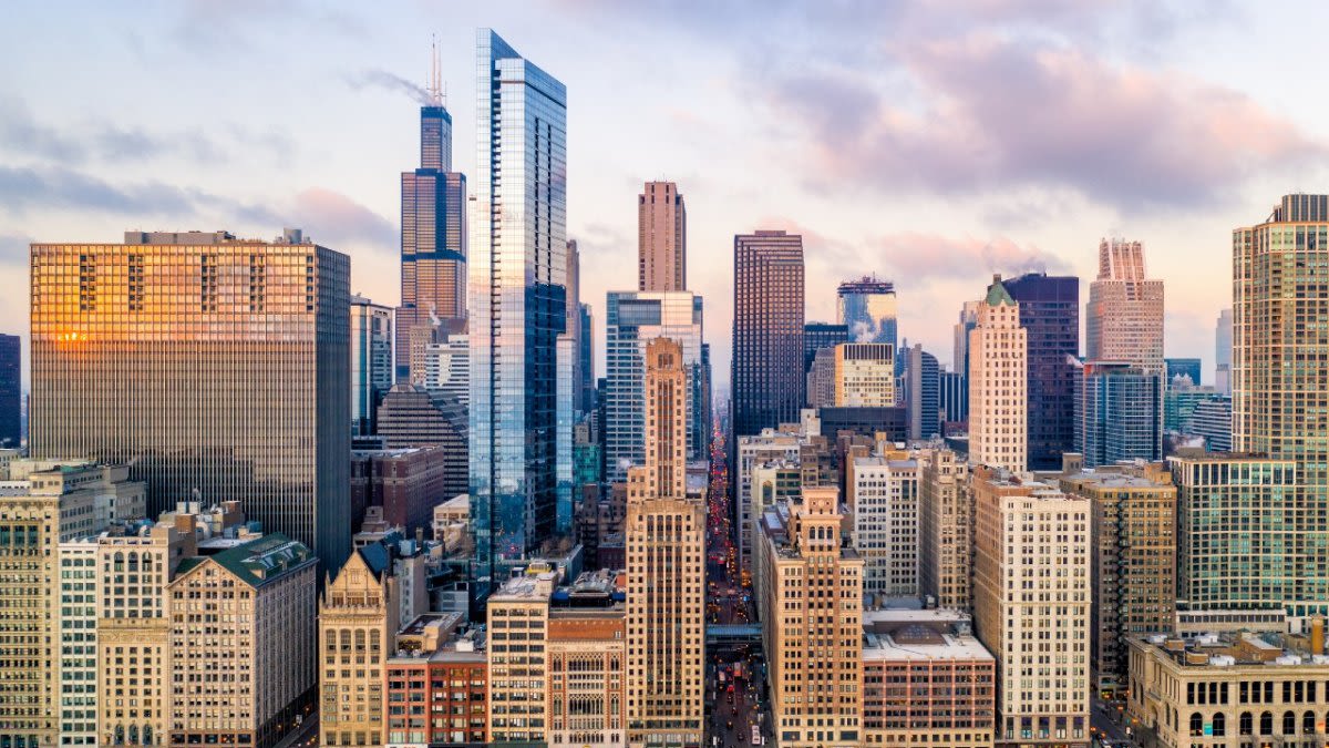 Chicago Forecast: Windy conditions, summer-like temperatures ahead of evening storms